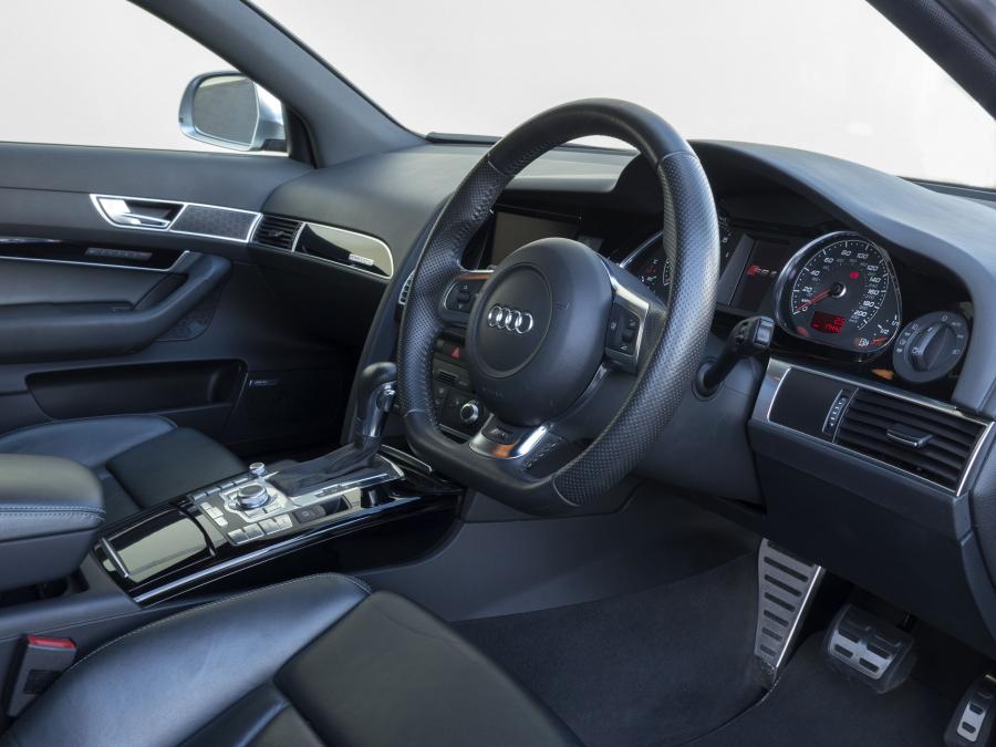 Интерьер Audi RS6 Avant (4F, C6) 2008 года  (UK) (фото 8 из 31)